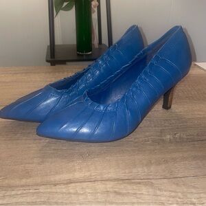 Masseys Bella Heels in Blue w Pleated Detailing, Wooden Heel Shoe Size 9 1/2W